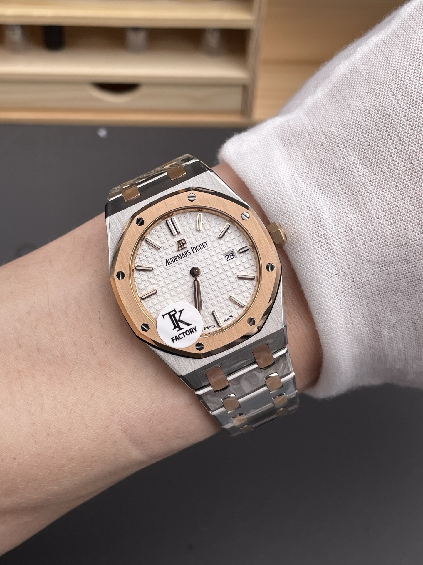 Audemars Piguet Royal Oak Quartz 33MM Swiss Watch - 1:1 Mirror Super Clone Edition - view 10