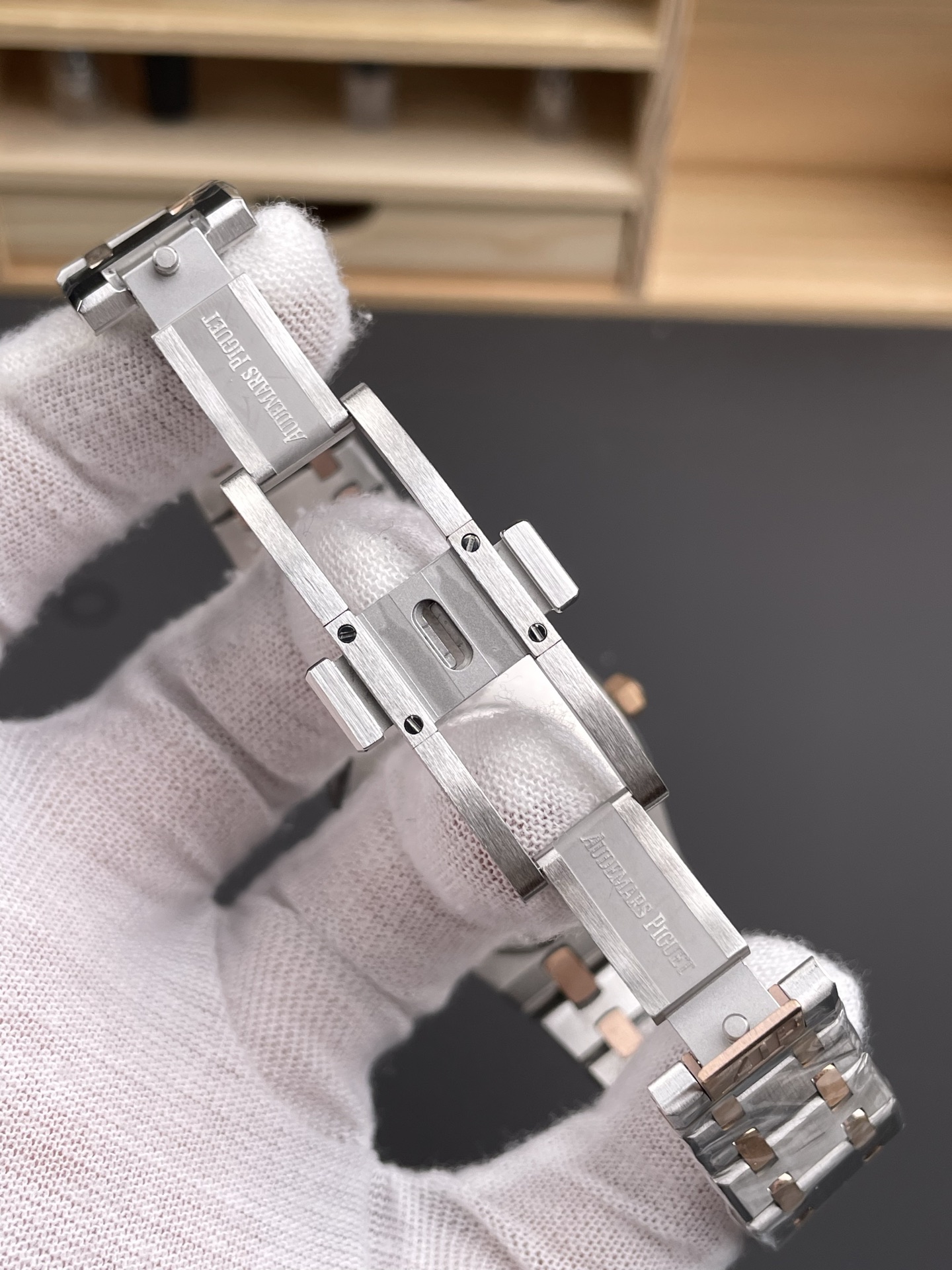 Audemars Piguet Royal Oak Quartz 33MM Swiss Watch - 1:1 Mirror Super Clone Edition - view 8