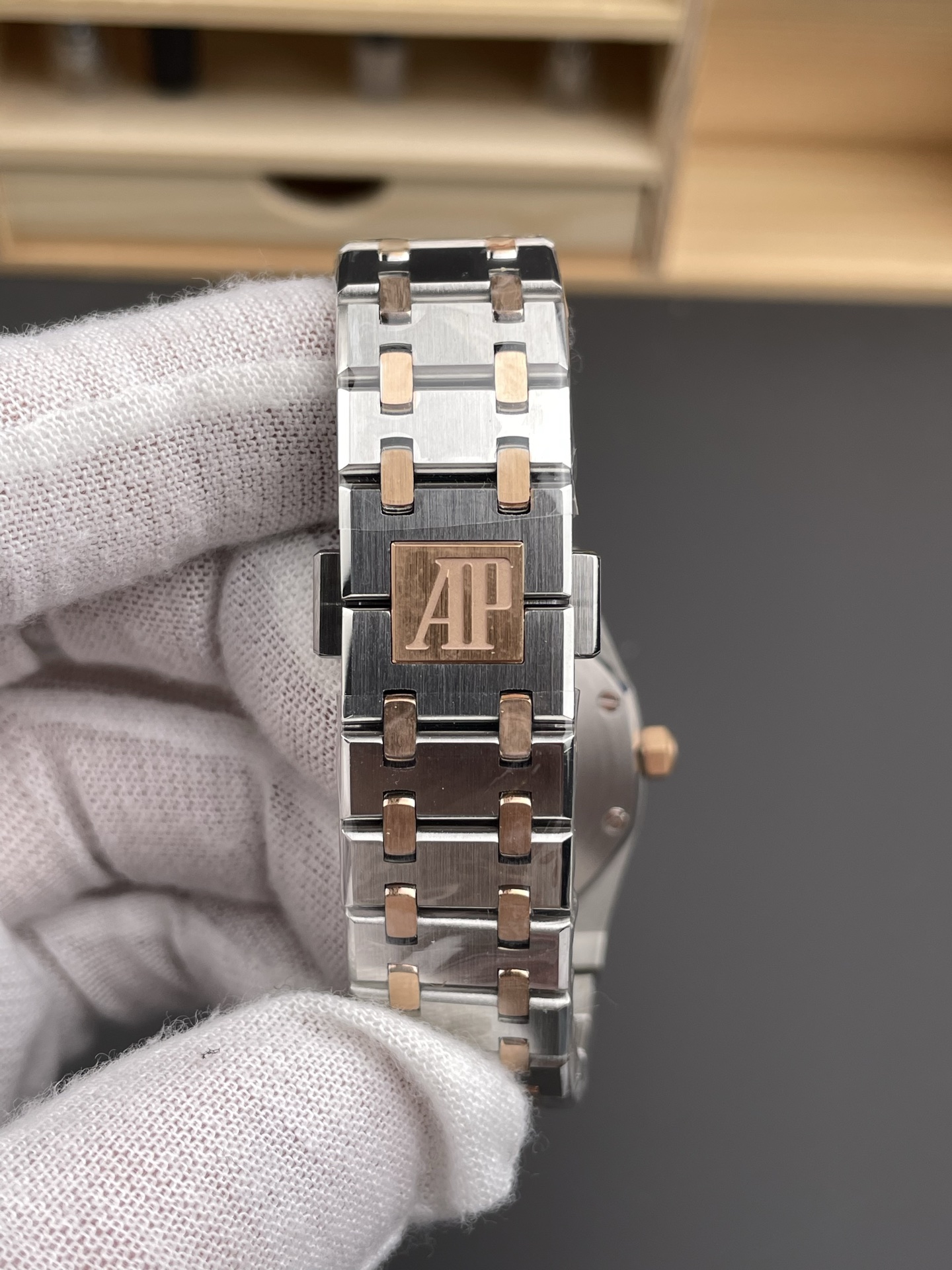 Audemars Piguet Royal Oak Quartz 33MM Swiss Watch - 1:1 Mirror Super Clone Edition - view 9