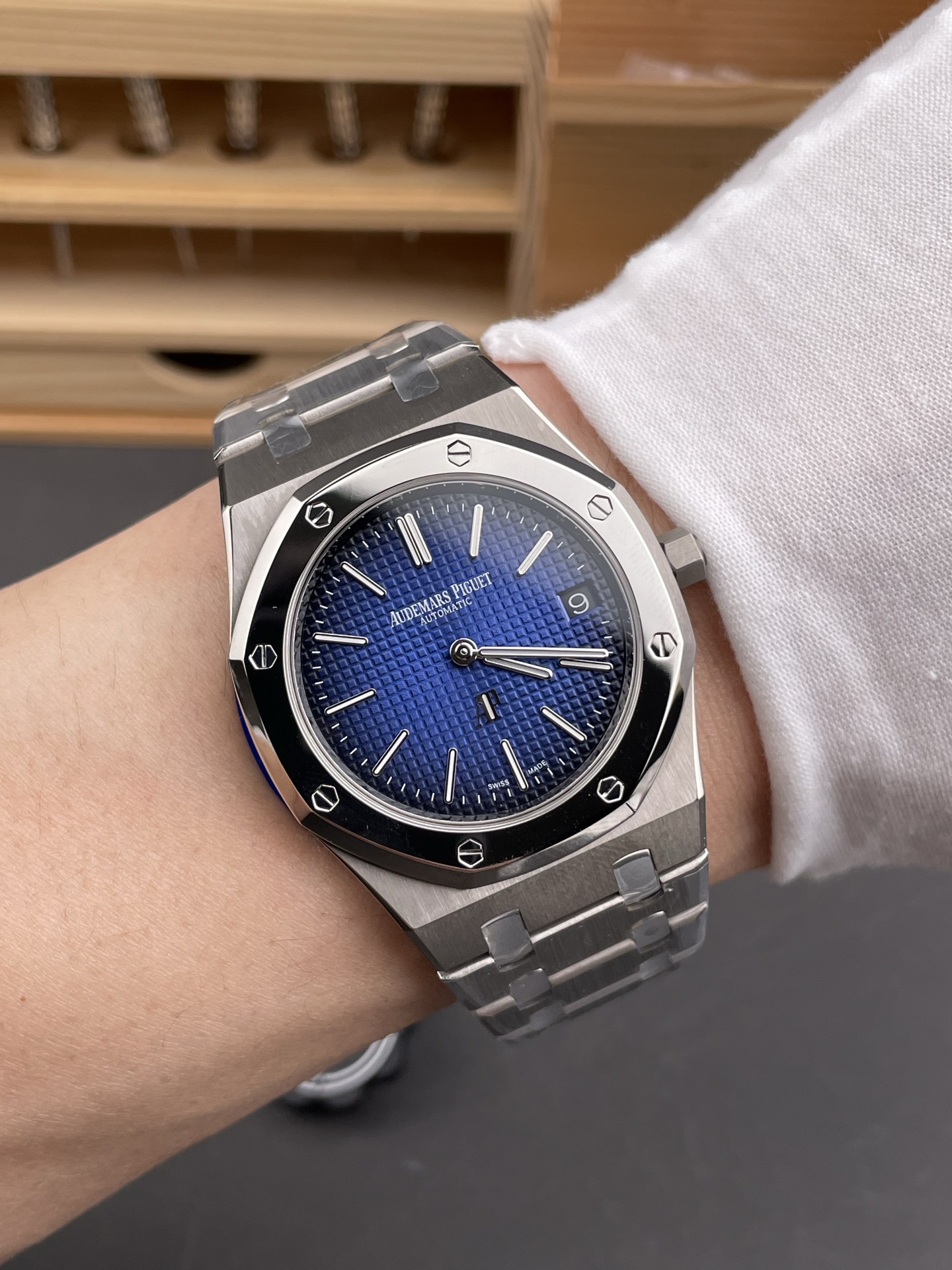 Audemars Piguet Royal Jumbo Oak Extra Thin Swiss Super Clone - 1:1 Mirror Watch Titanium Casing - view 10