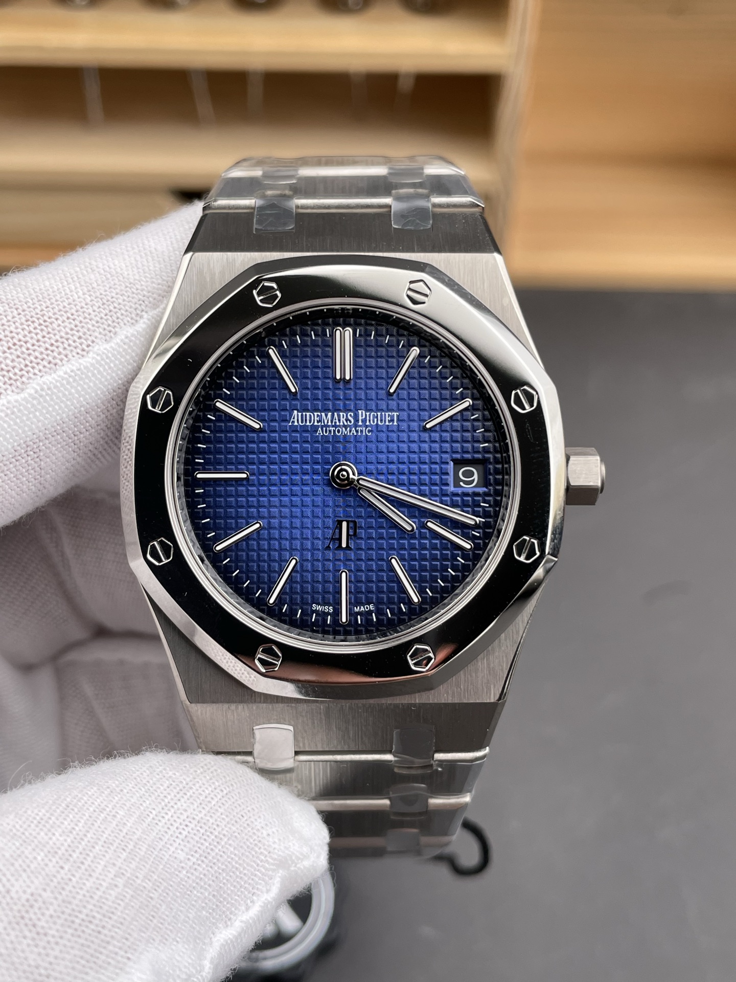 Audemars Piguet Royal Jumbo Oak Extra Thin Swiss Super Clone - 1:1 Mirror Watch Titanium Casing - view 2