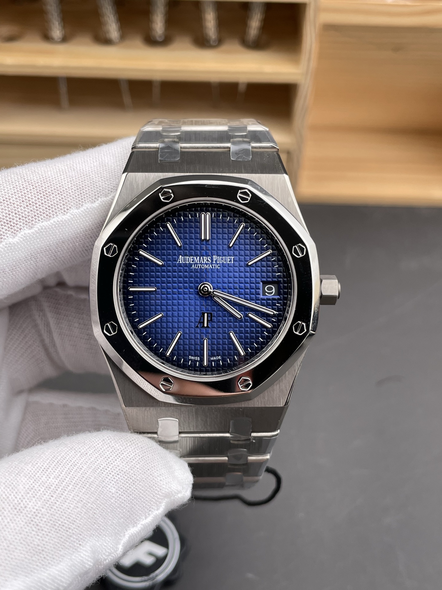 Audemars Piguet Royal Jumbo Oak Extra Thin Swiss Super Clone - 1:1 Mirror Watch Titanium Casing - view 3