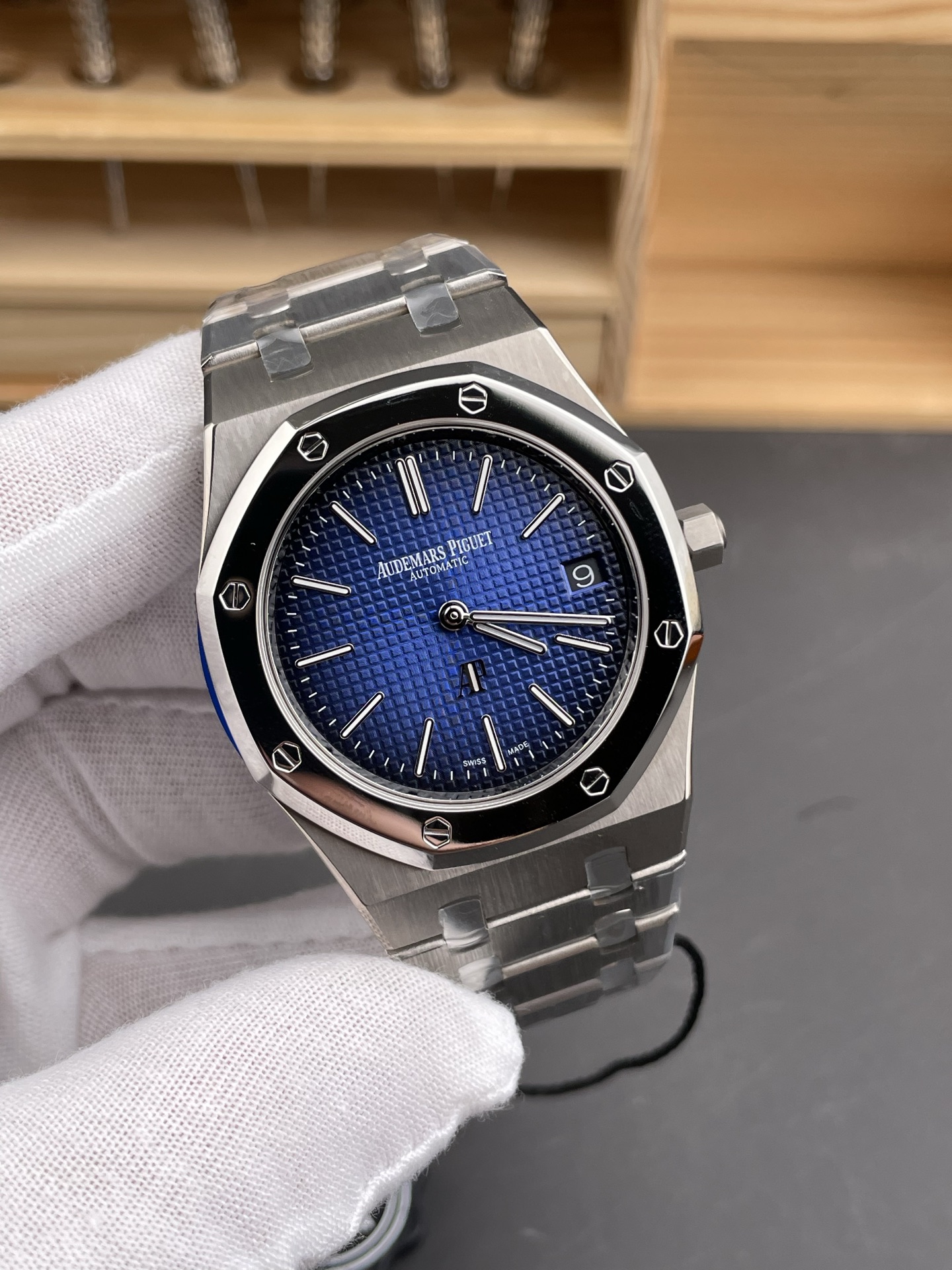 Audemars Piguet Royal Jumbo Oak Extra Thin Swiss Super Clone - 1:1 Mirror Watch Titanium Casing - view 4