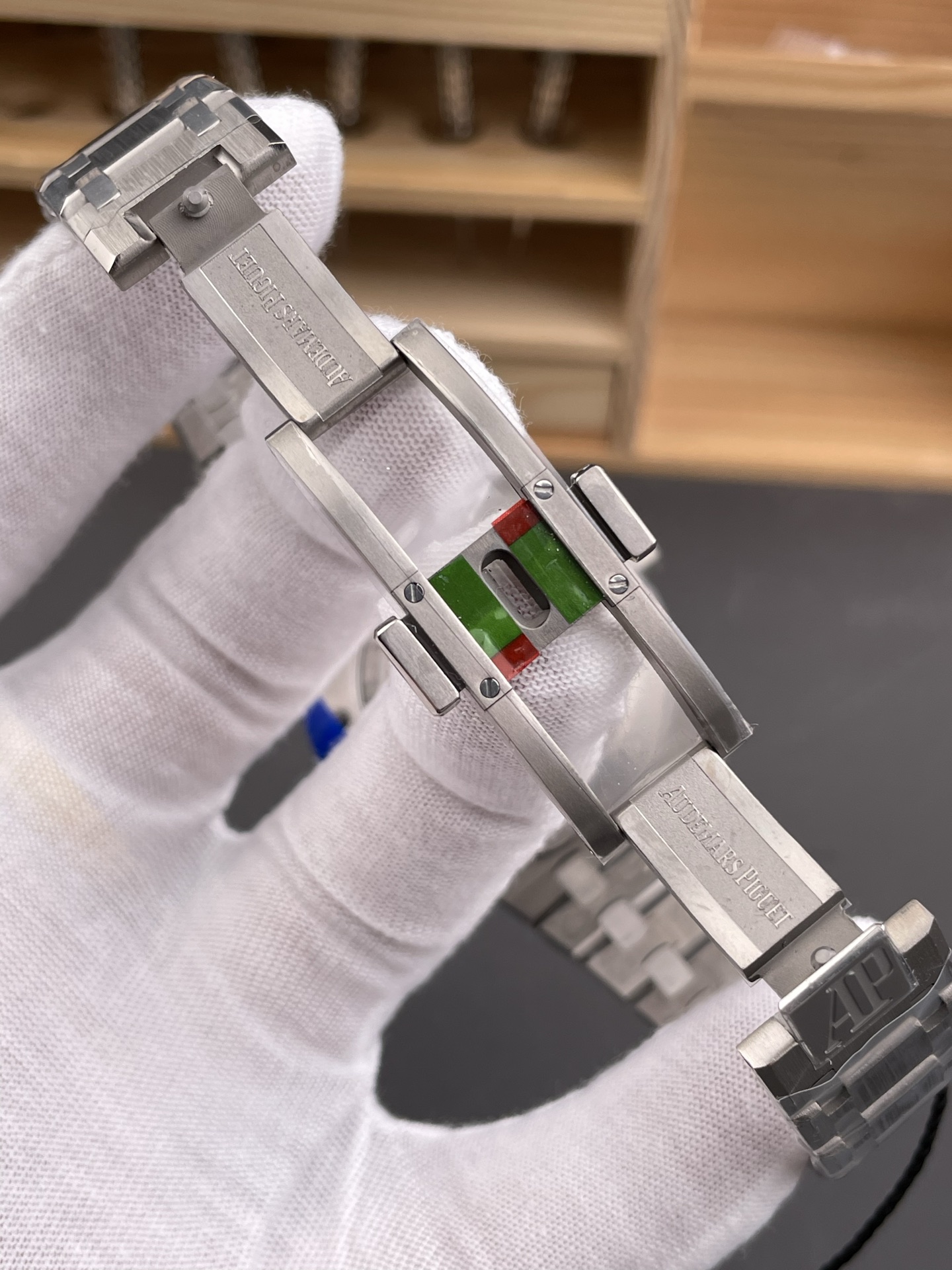 Audemars Piguet Royal Jumbo Oak Extra Thin Swiss Super Clone - 1:1 Mirror Watch Titanium Casing - view 8