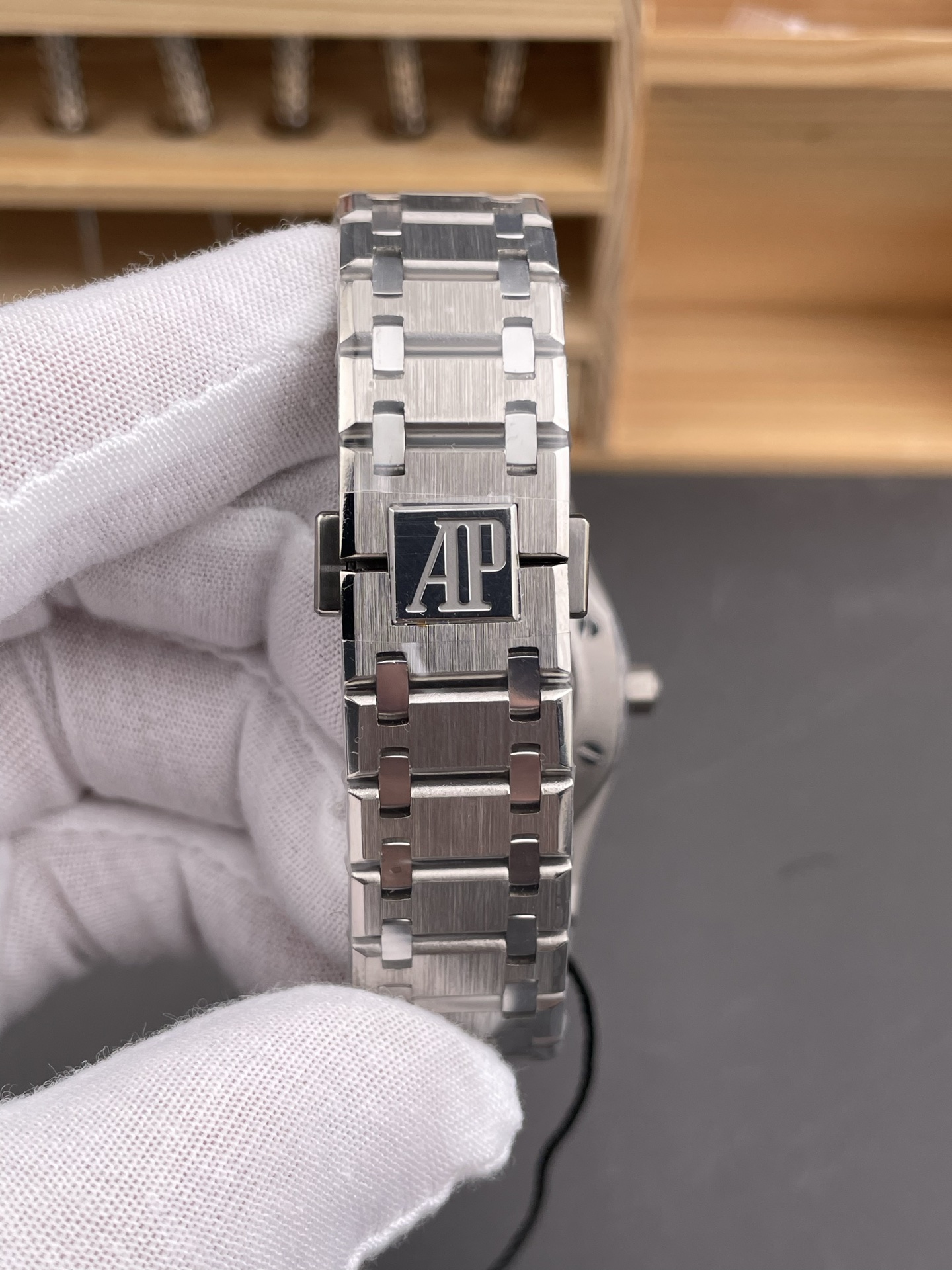 Audemars Piguet Royal Jumbo Oak Extra Thin Swiss Super Clone - 1:1 Mirror Watch Titanium Casing - view 9
