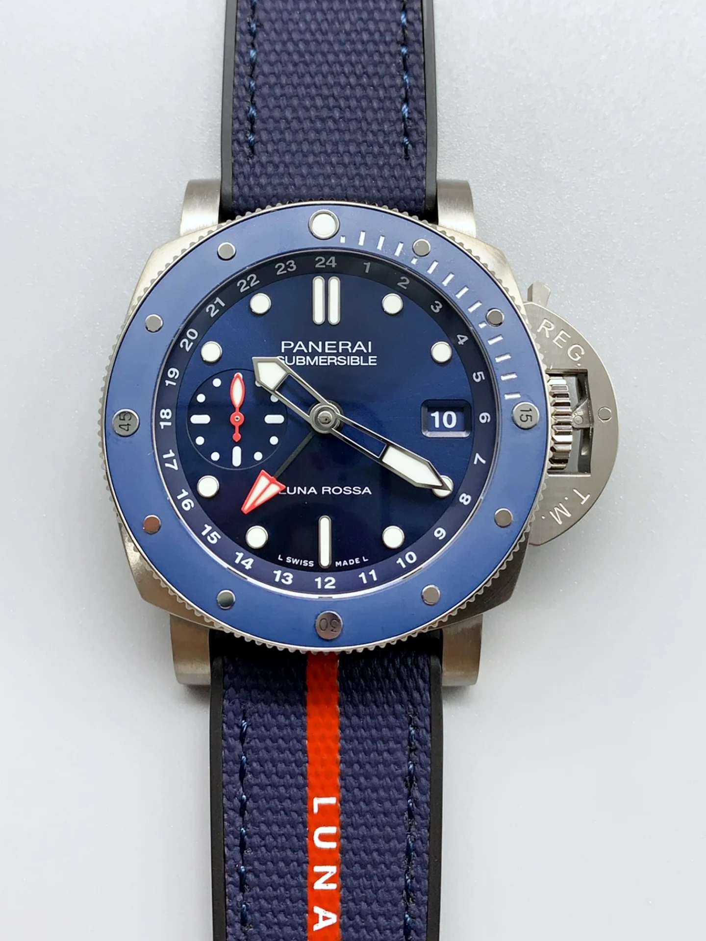 Panerai Submersible PAM01507 GMT Luna Rossa Titanio Super Clone Watch - view 2