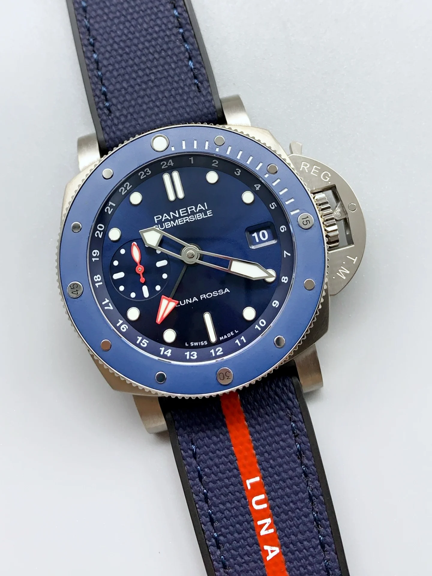 Panerai Submersible PAM01507 GMT Luna Rossa Titanio Super Clone Watch - view 3