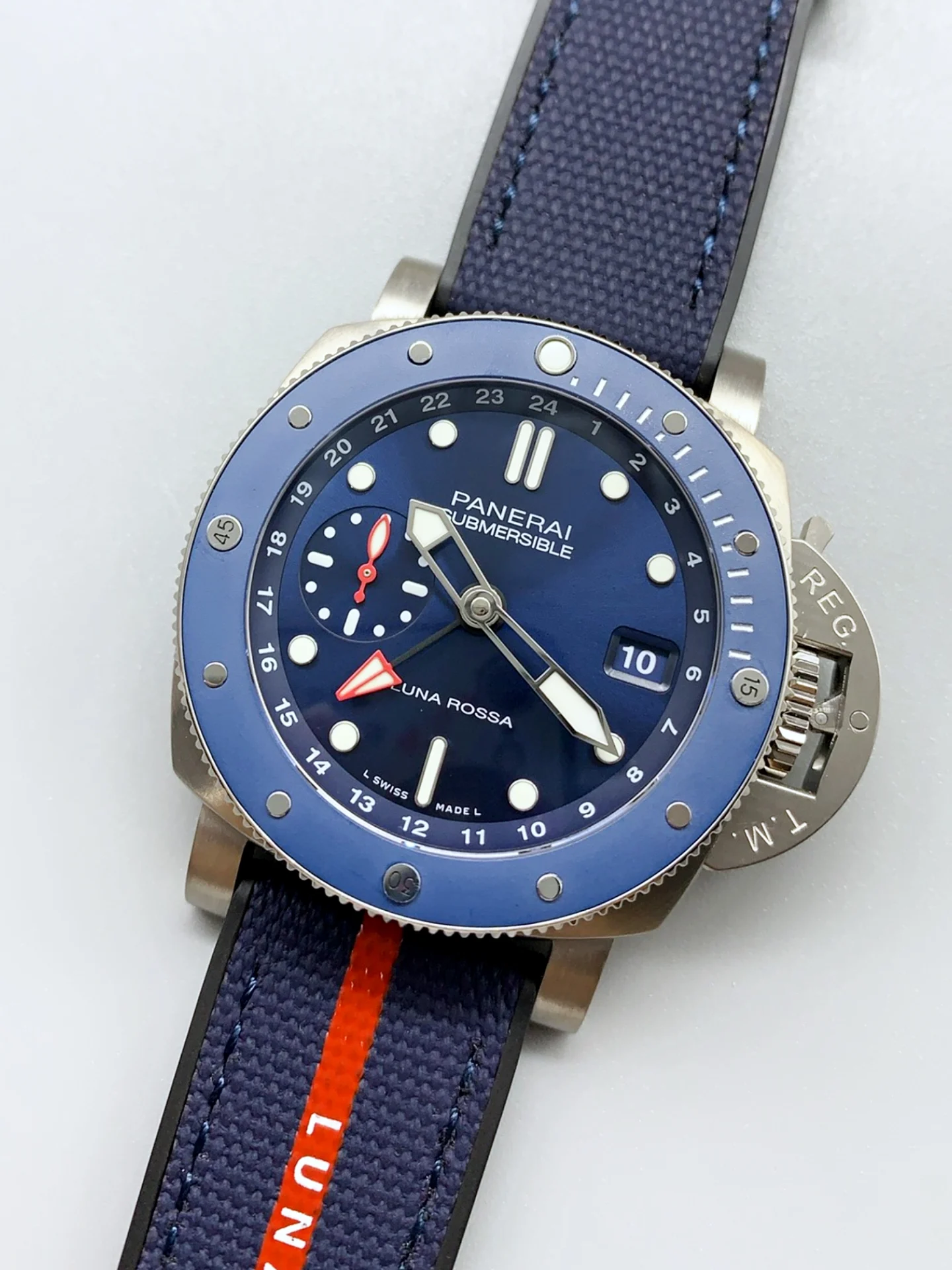 Panerai Submersible PAM01507 GMT Luna Rossa Titanio Super Clone Watch - view 4