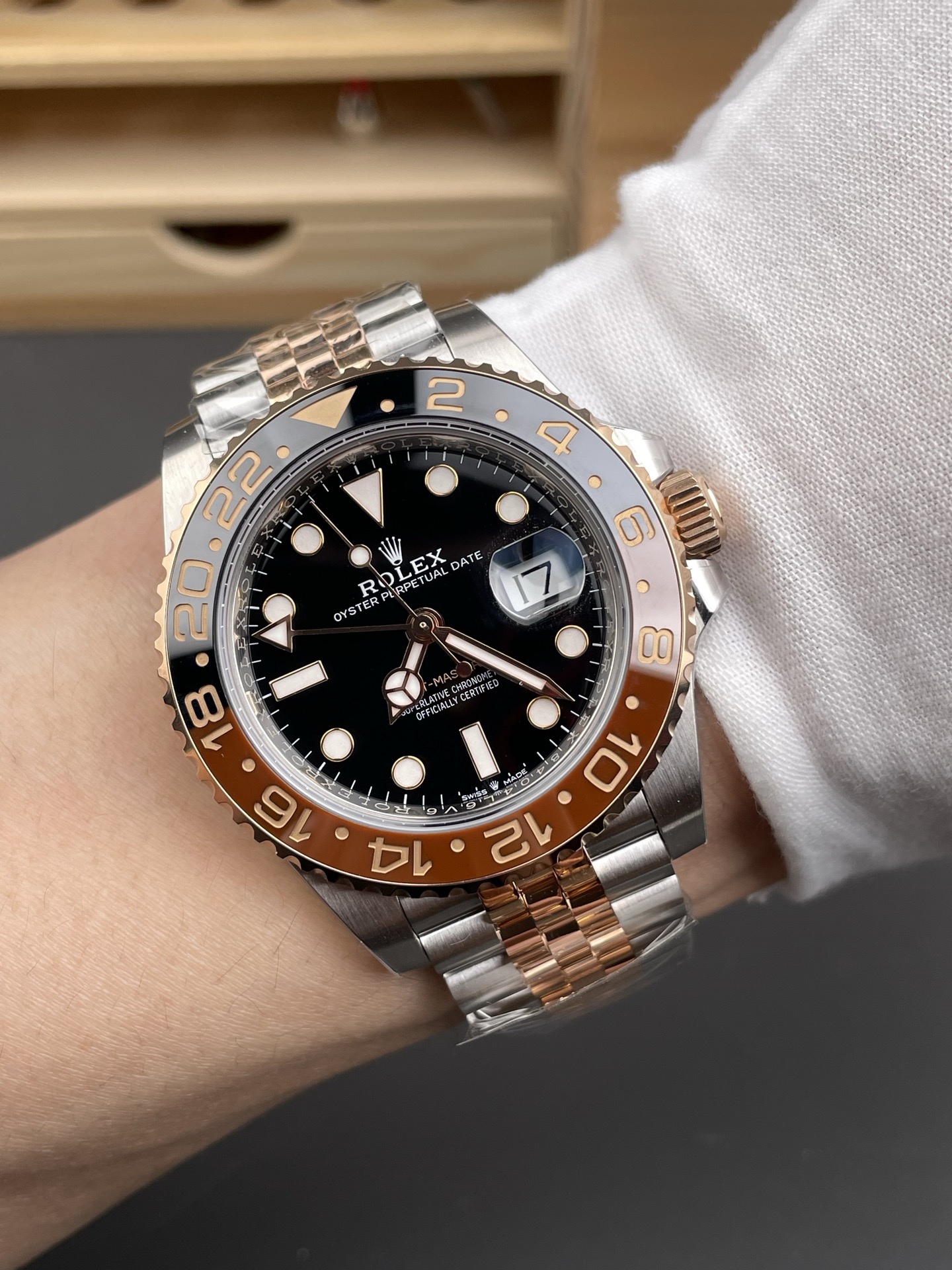 Rolex GMT Masters II Super Clone Root Beer 126711CHNR Rose Black Dial Swiss Watch - view 10