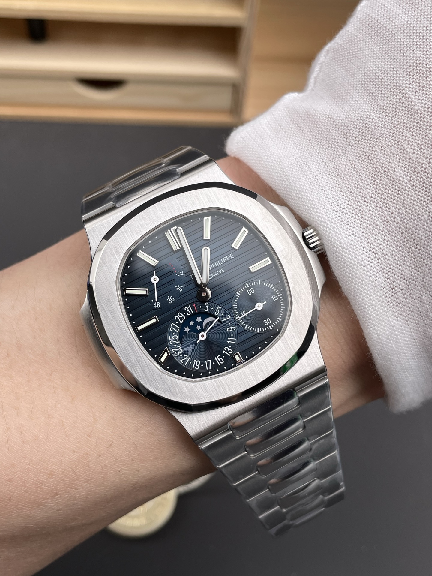 Patek Philippe Nautilus 5712/1A 1:1 Quality Swiss Super Clone Watch in Blue Dial - view 10