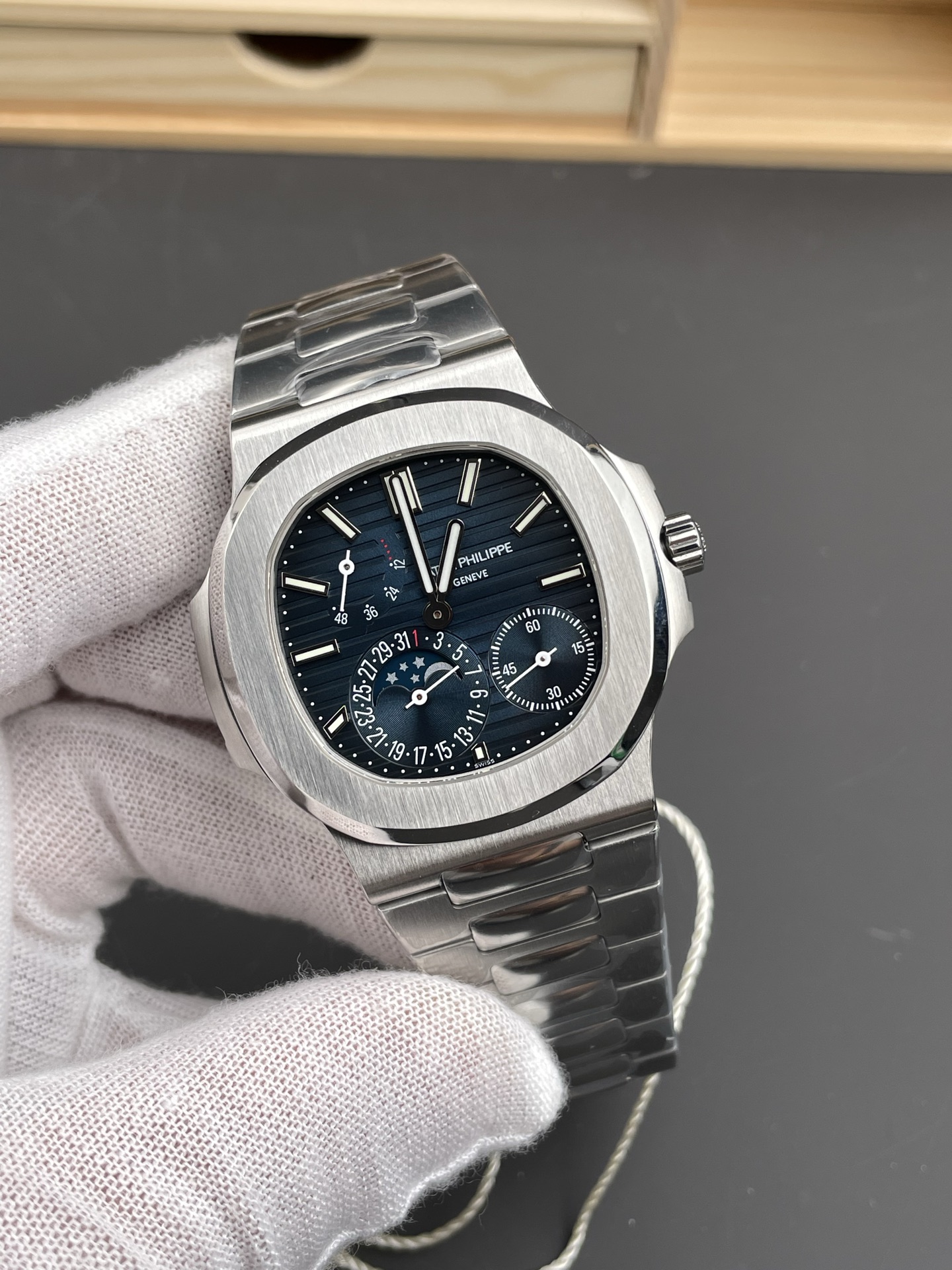 Patek Philippe Nautilus 5712/1A 1:1 Quality Swiss Super Clone Watch in Blue Dial - view 4
