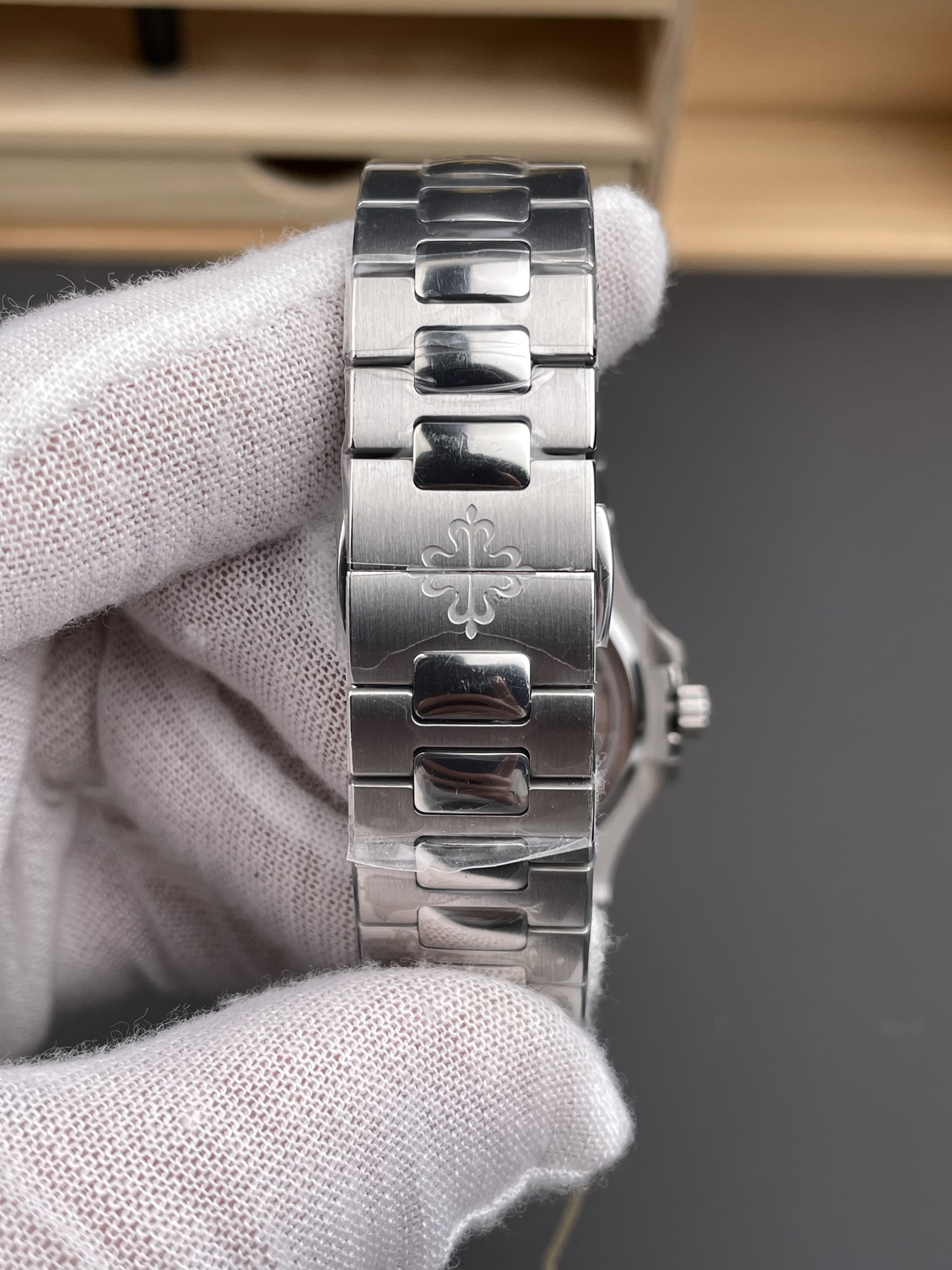 Patek Philippe Nautilus 5712/1A 1:1 Quality Swiss Super Clone Watch in Blue Dial - view 9