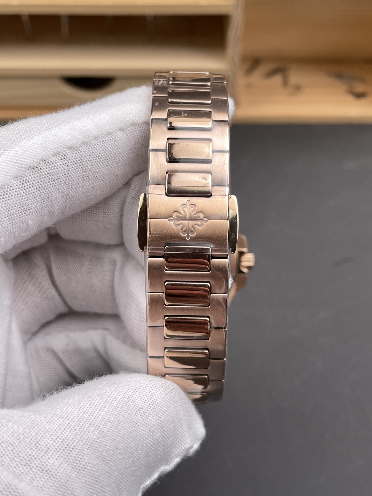 Patek Philippe Nautilus 7010/1R-013 Rose Gold Casing 32MM Swiss Quartz 1:1 Mirror Super Clone - view 10