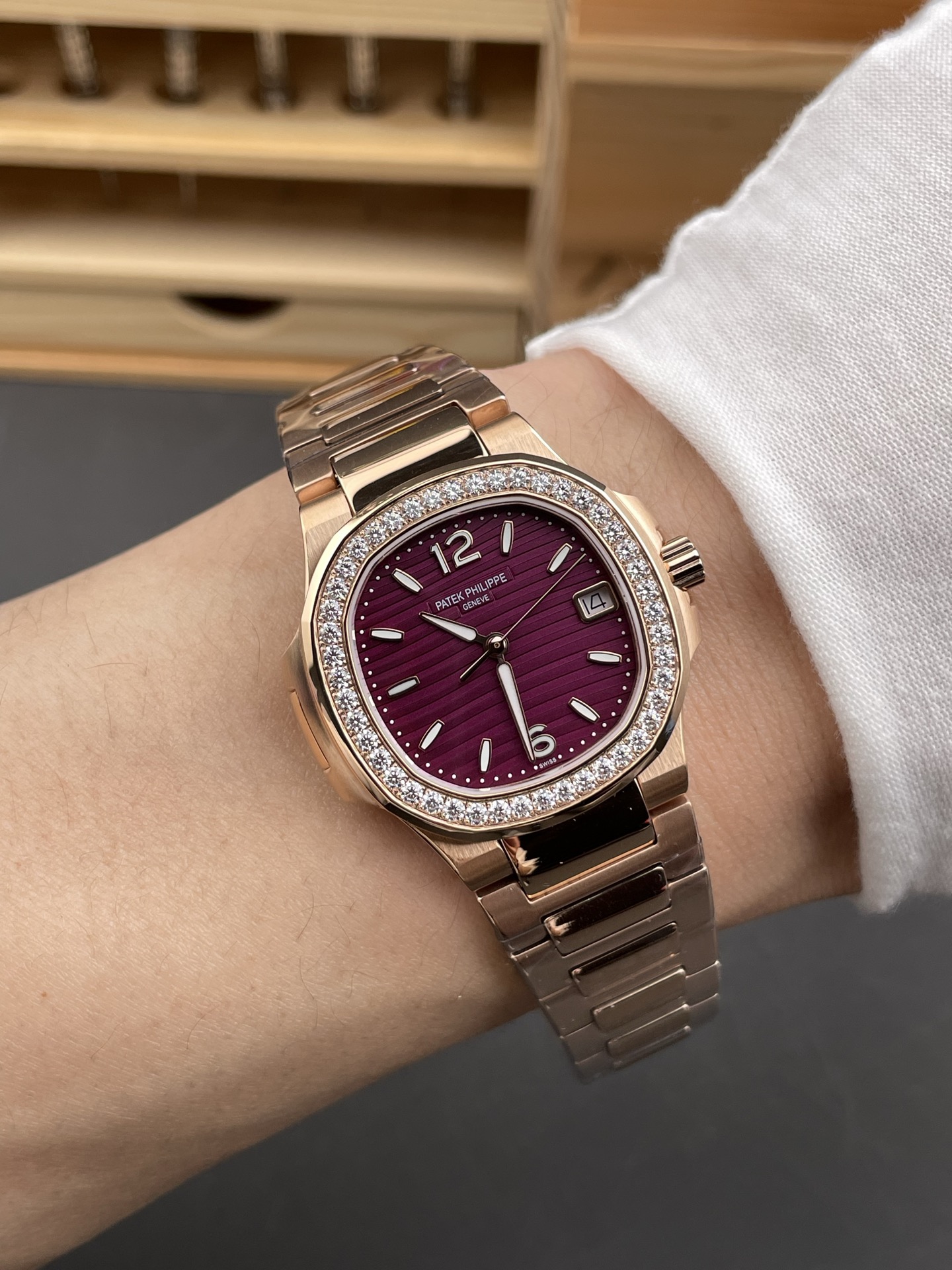 Patek Philippe Nautilus 7010/1R-013 Rose Gold Casing 32MM Swiss Quartz 1:1 Mirror Super Clone - view 11