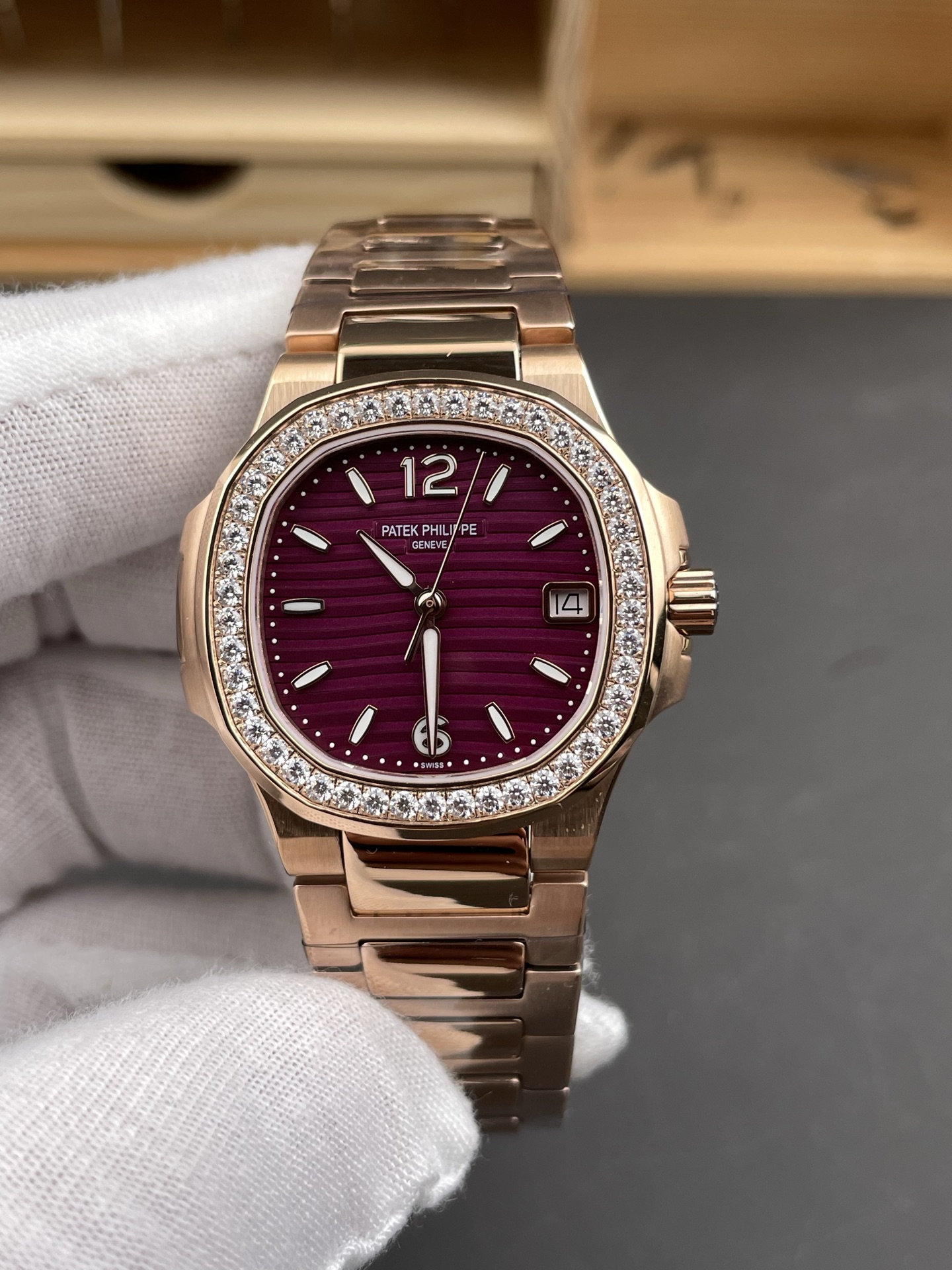 Patek Philippe Nautilus 7010/1R-013 Rose Gold Casing 32MM Swiss Quartz 1:1 Mirror Super Clone - view 2