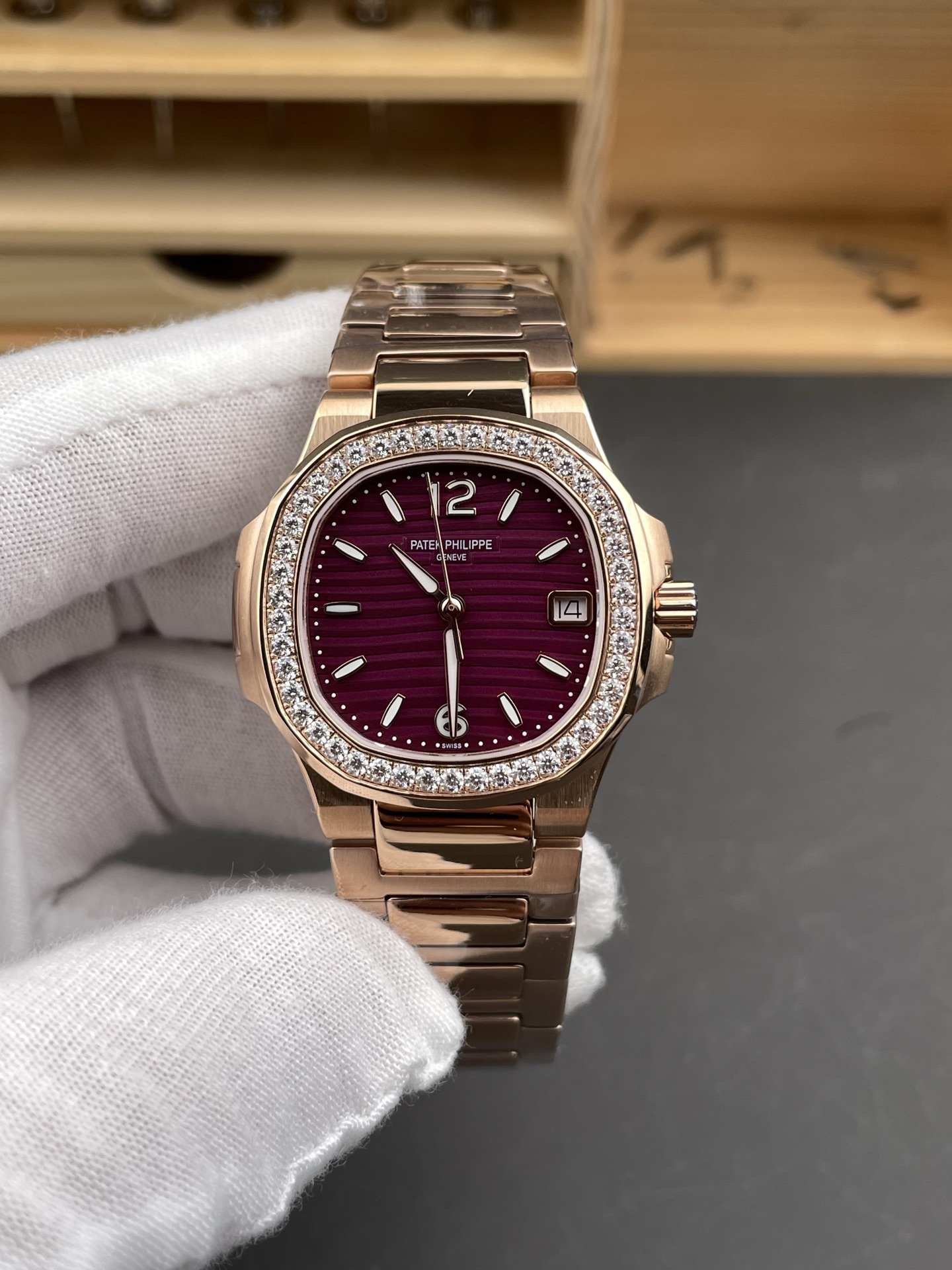 Patek Philippe Nautilus 7010/1R-013 Rose Gold Casing 32MM Swiss Quartz 1:1 Mirror Super Clone - view 3