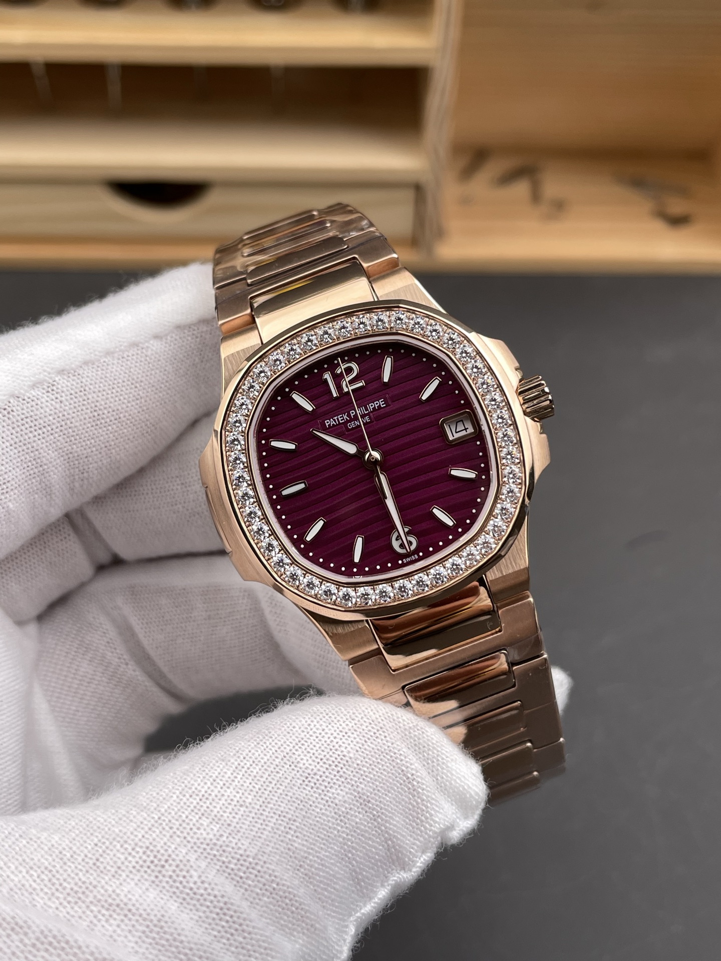 Patek Philippe Nautilus 7010/1R-013 Rose Gold Casing 32MM Swiss Quartz 1:1 Mirror Super Clone - view 4