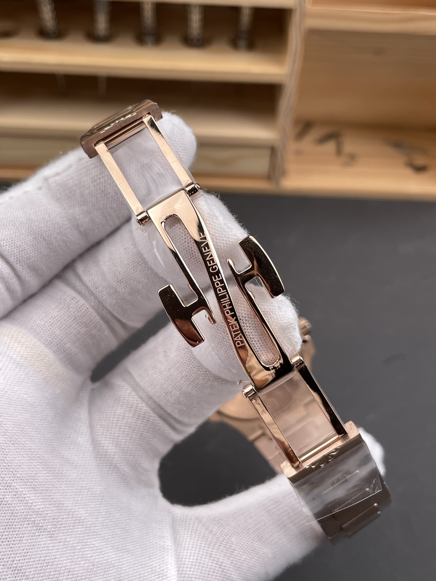 Patek Philippe Nautilus 7010/1R-013 Rose Gold Casing 32MM Swiss Quartz 1:1 Mirror Super Clone - view 9