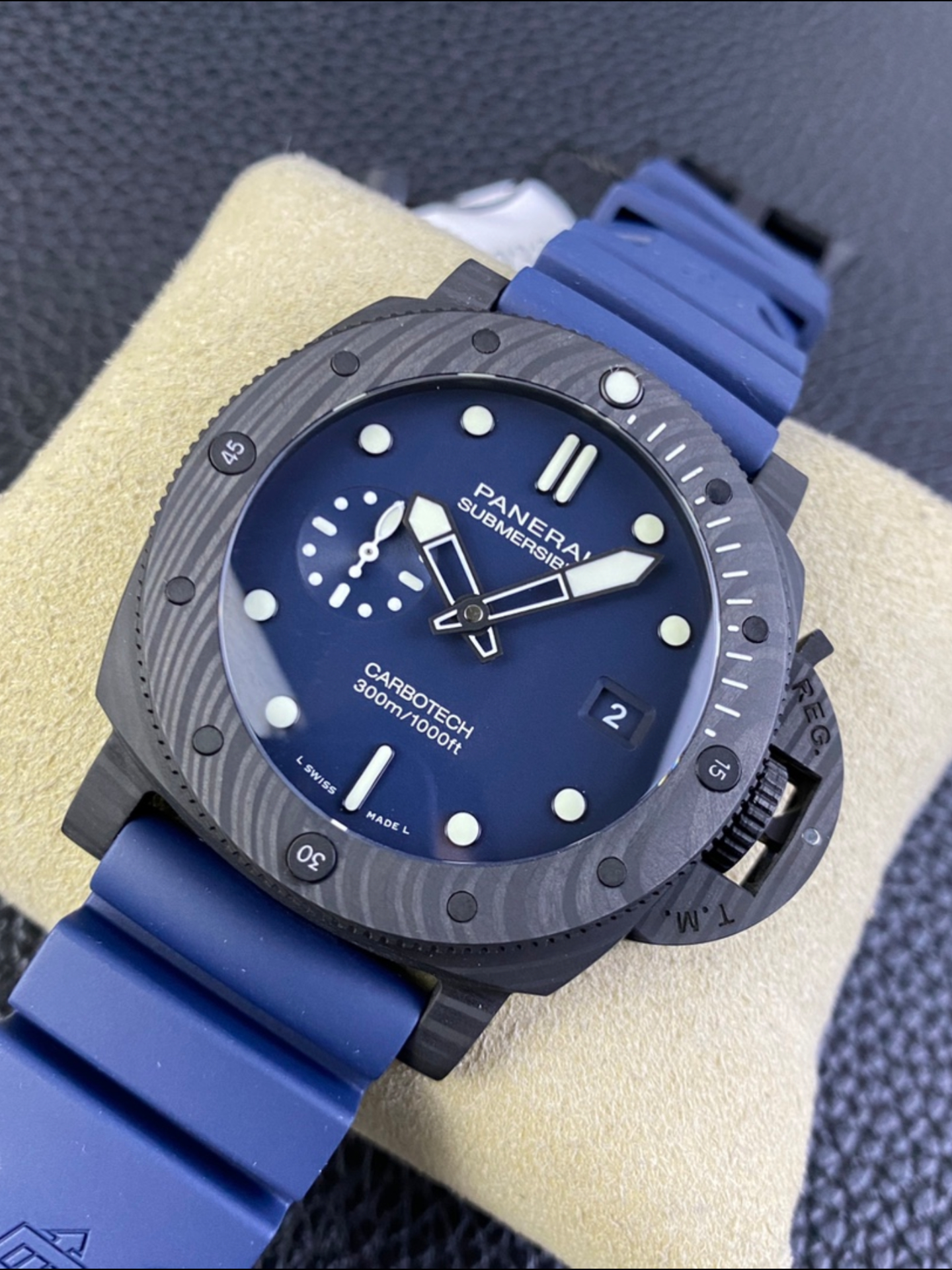 Panerai Luminor Submersible PAM01232 Carbon Casing Swiss 1:1 Mirror Super Clone Watch - view 4