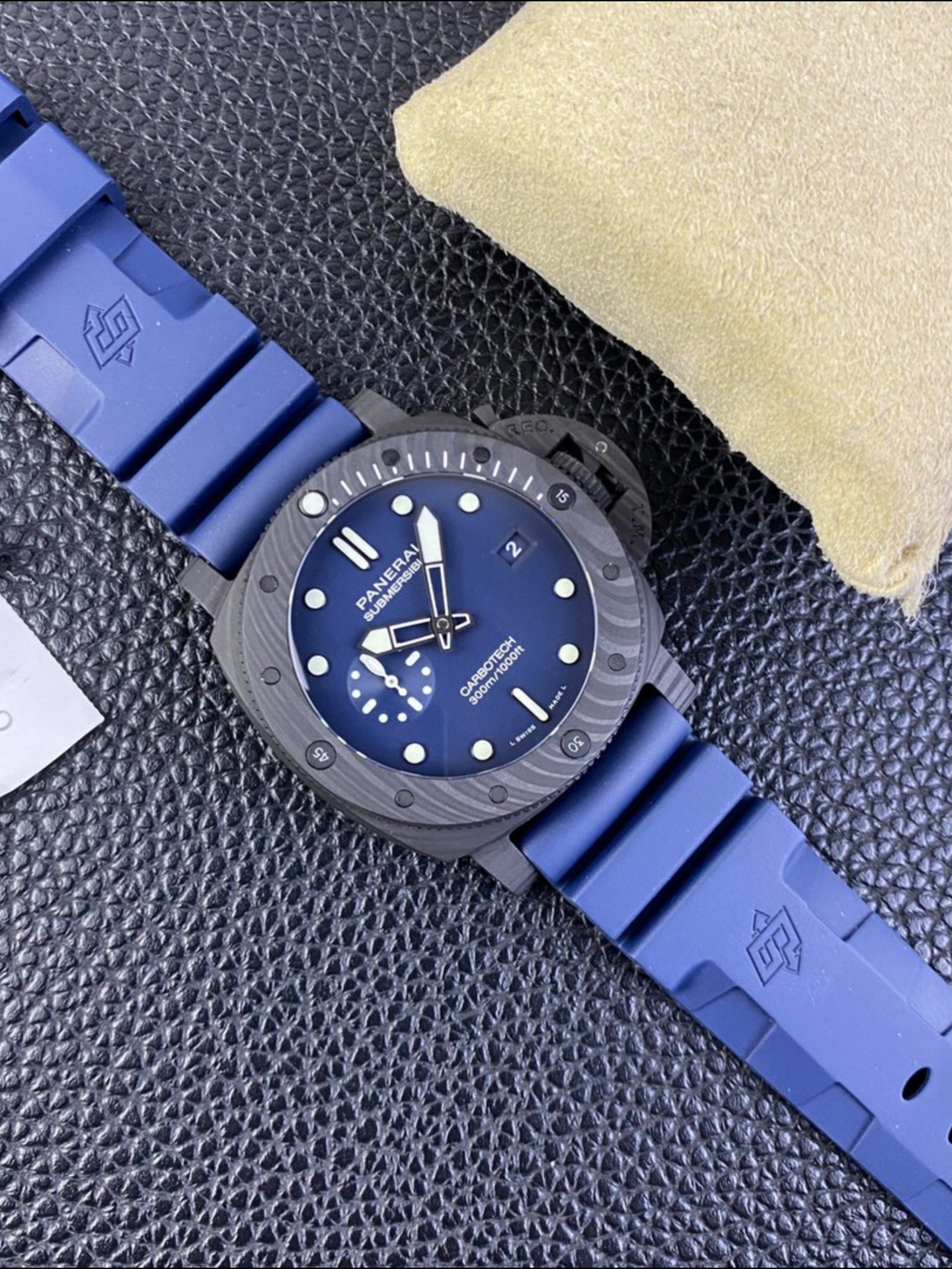 Panerai Luminor Submersible PAM01232 Carbon Casing Swiss 1:1 Mirror Super Clone Watch - view 5