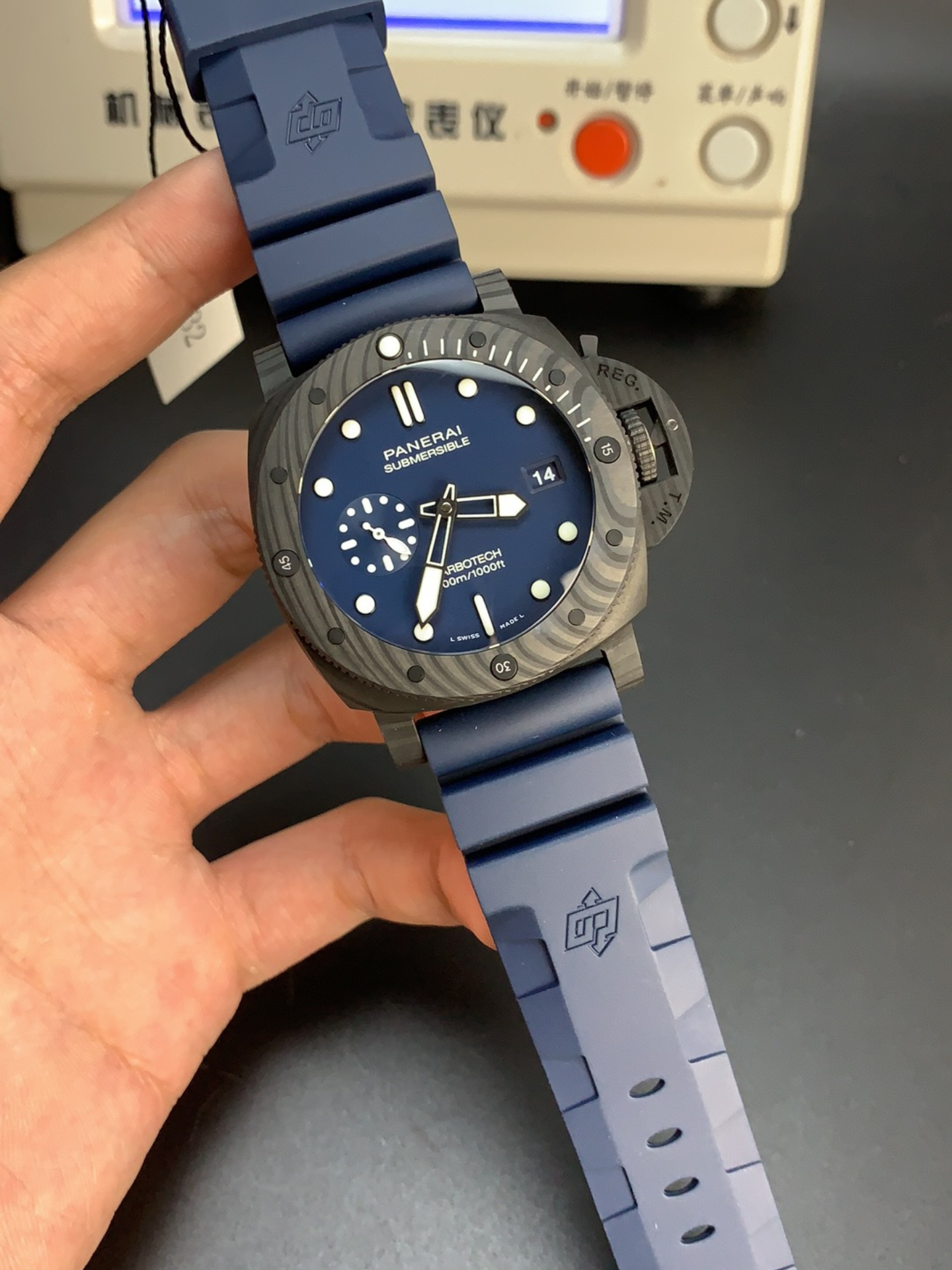 Panerai Luminor Submersible PAM01232 Carbon Casing Swiss 1:1 Mirror Super Clone Watch - view 3