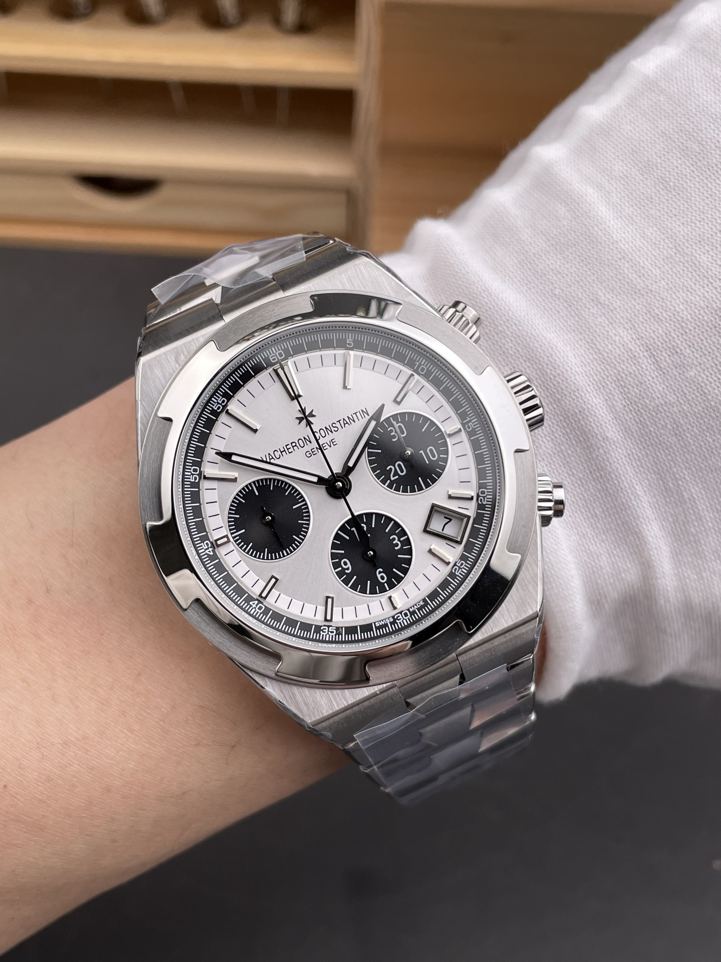 Vacheron Constantin Overseas Chronograph - Top-Tier Super Clone (Swiss Movement, Steel-tone Dial, Steel Bracelet) - view 10