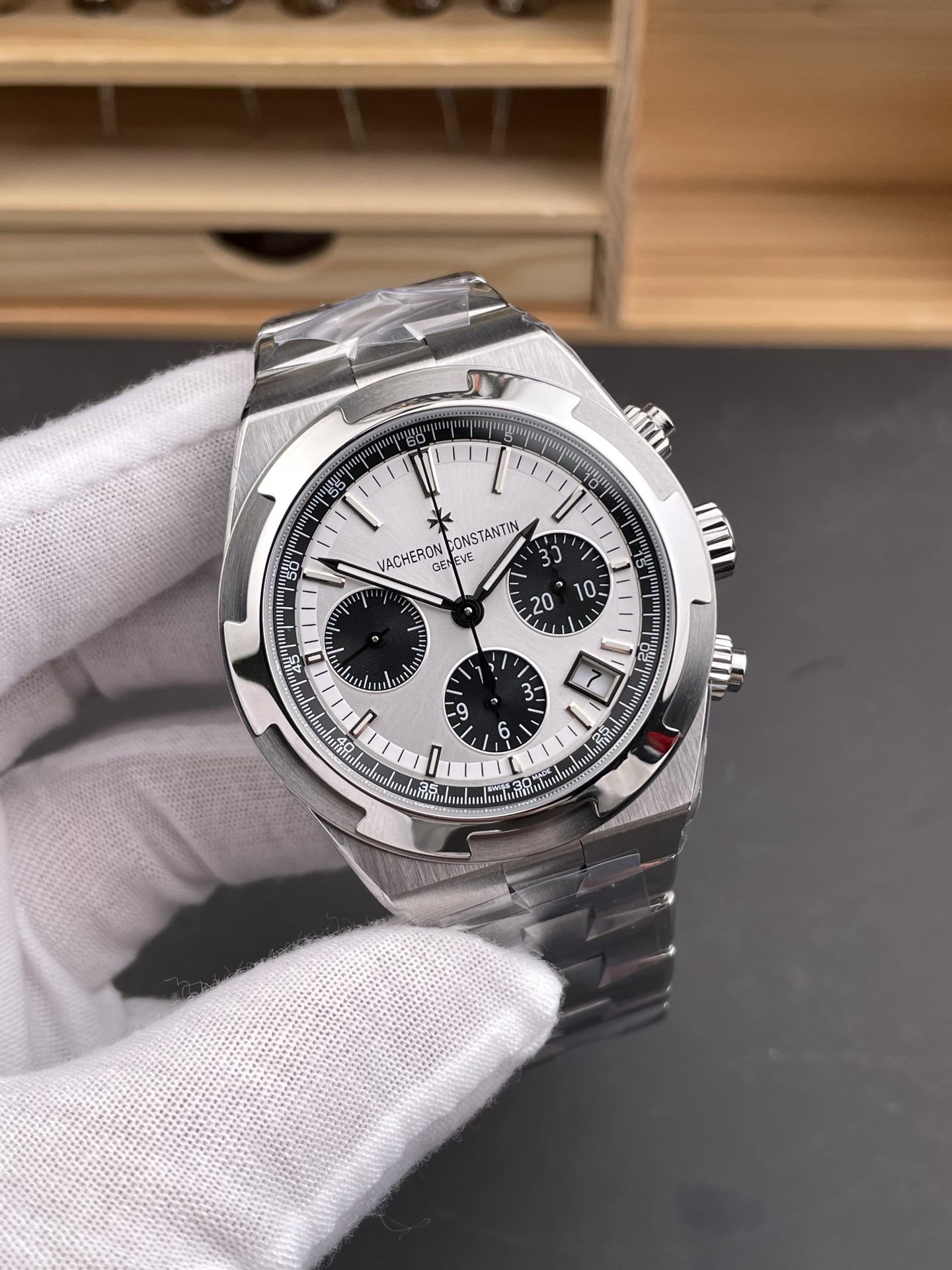Vacheron Constantin Overseas Chronograph - Top-Tier Super Clone (Swiss Movement, Steel-tone Dial, Steel Bracelet) - view 4