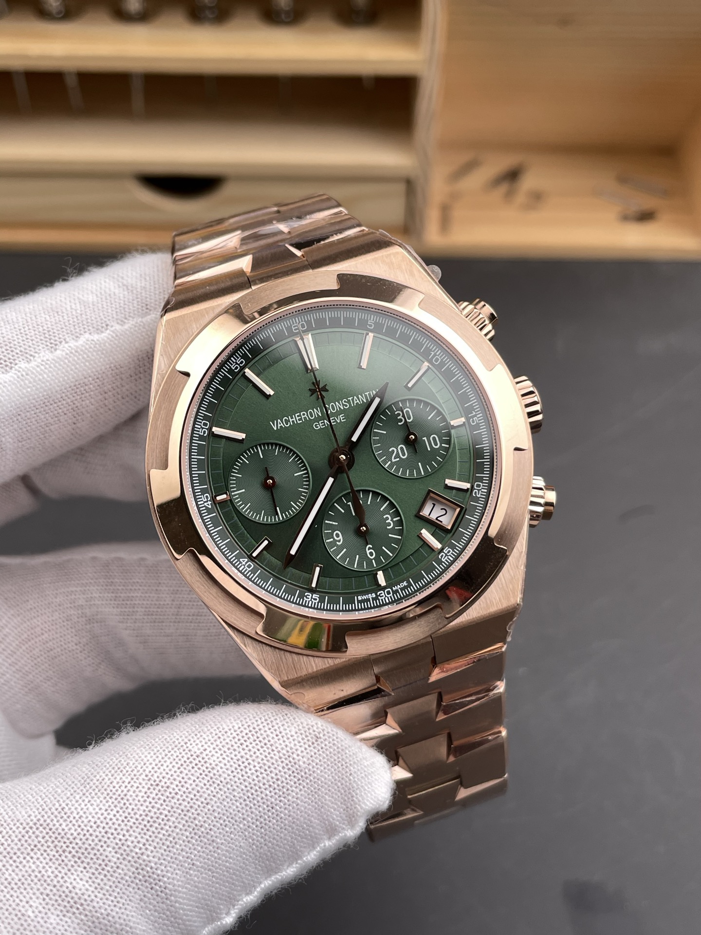 Vacheron Constantin Overseas Chronograph - Green Dial Swiss Super Clone (with Rose Gold Bracelet) - view 4