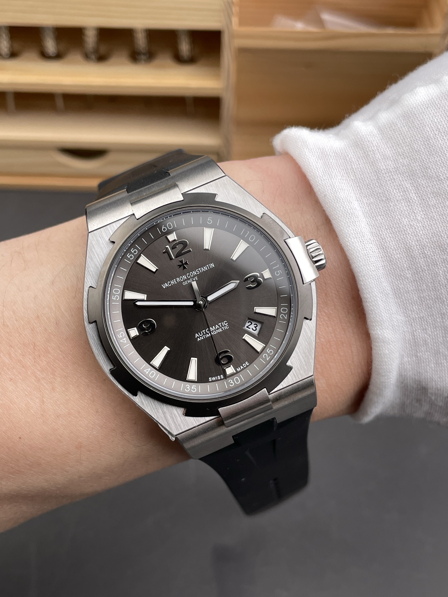 Vacheron Constantin Overseas 1:1 Mirror Swiss Super Clone Watch in Grey Dial - Rubber Strap - view 10