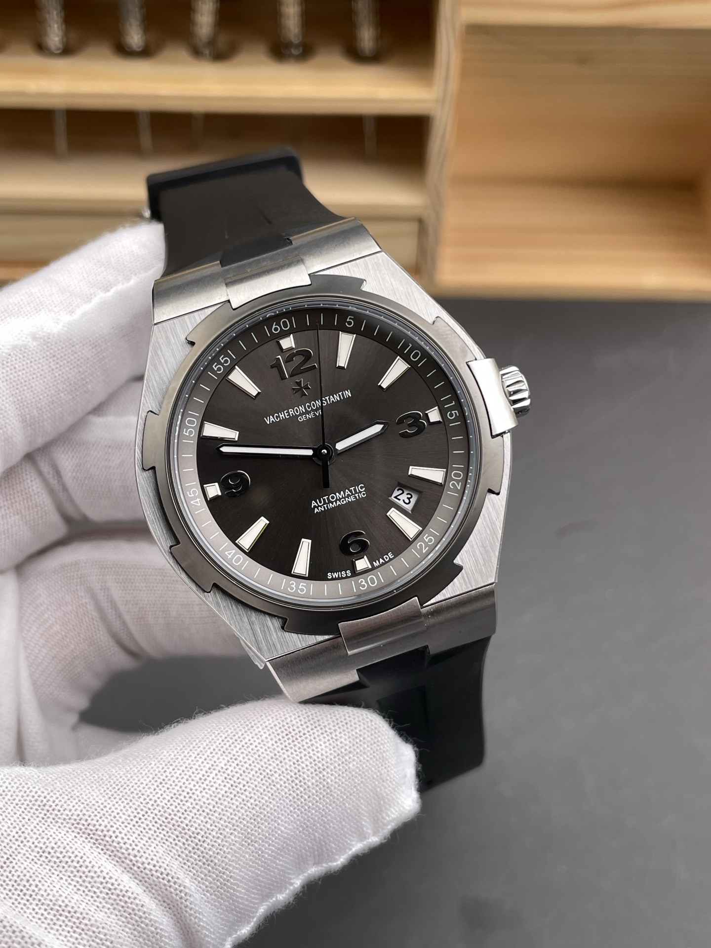 Vacheron Constantin Overseas 1:1 Mirror Swiss Super Clone Watch in Grey Dial - Rubber Strap - view 4