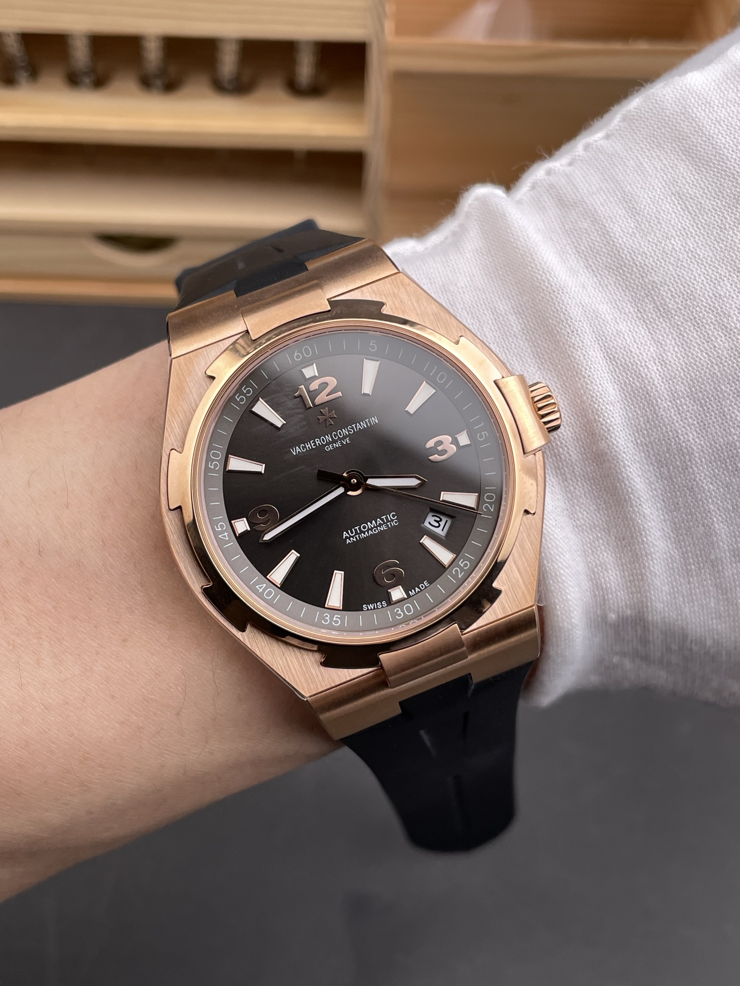Vacheron Constantin Overseas 1:1 Mirror Super Clone 904L Rose Gold Steel Watch in Grey Dial - Rubber Strap - view 10