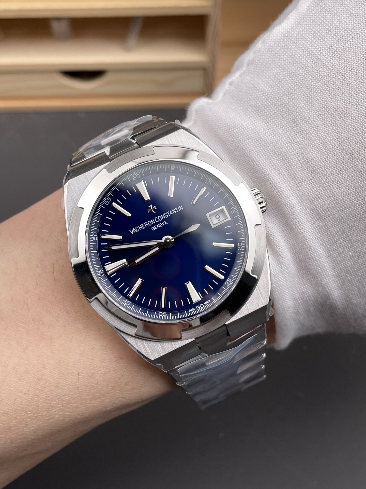 Vacheron Constantin Overseas 1:1 Mirror Swiss Super Clone Watch in Steel Blue Dial - view 10