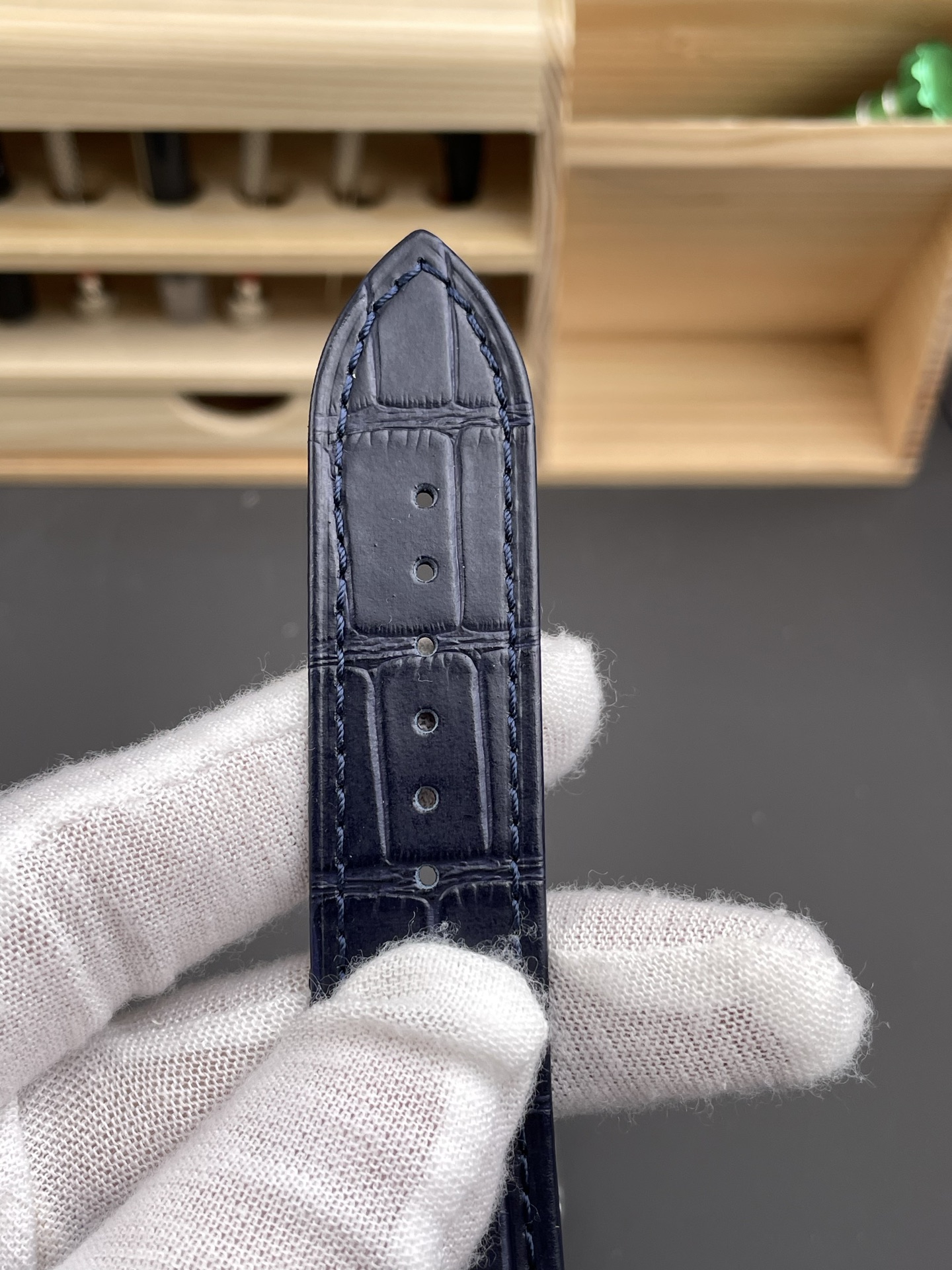 Vacheron Constantin Overseas 1:1 Mirror Swiss Super Clone Watch in Steel Blue Dial - leather Strap - view 8