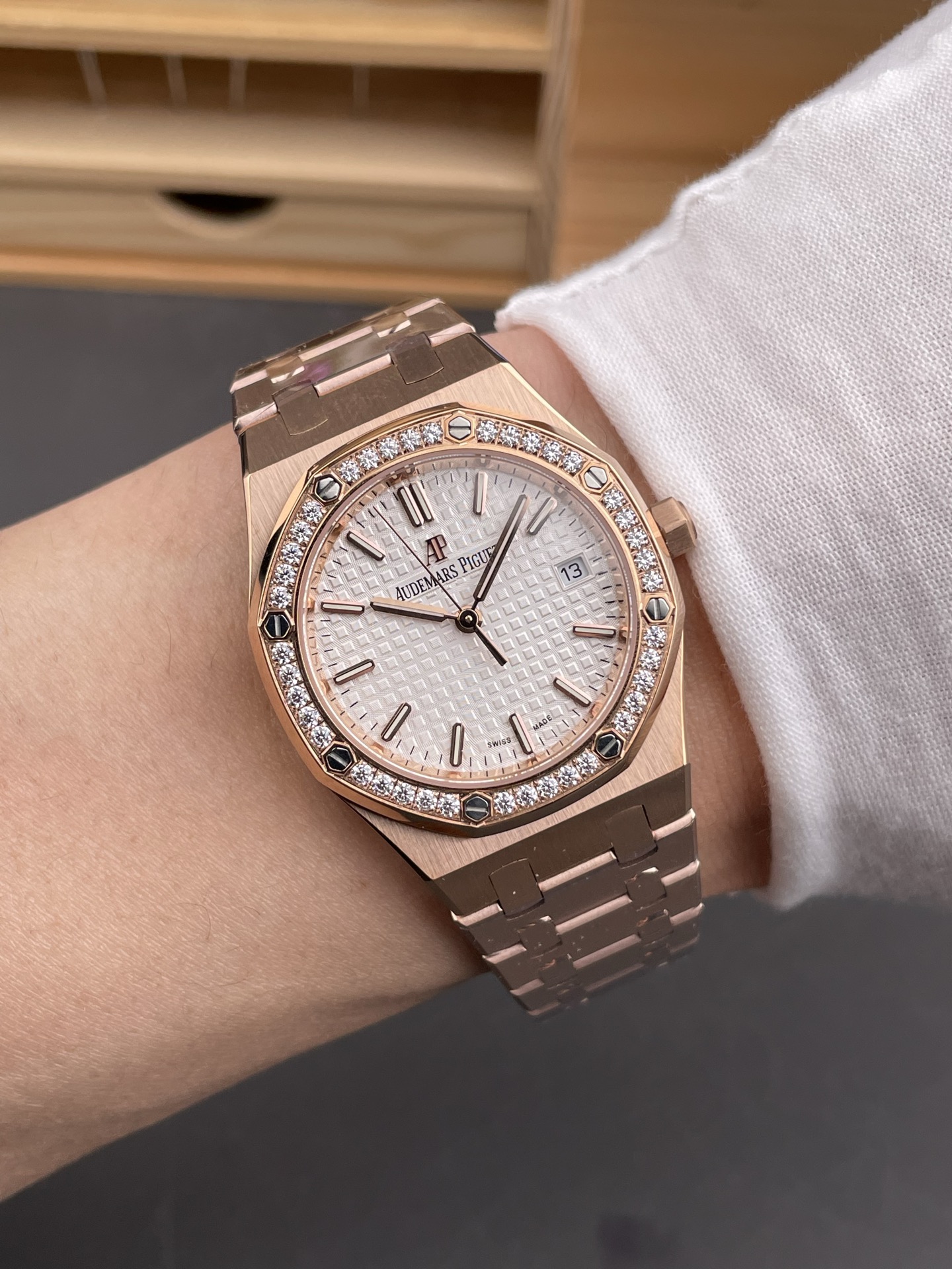 Audemars Piguet Royal Oak Swiss Automatic 34MM Swiss Watch in Rose Gold Casing - 1:1 Mirror Super Clone Edition - view 10