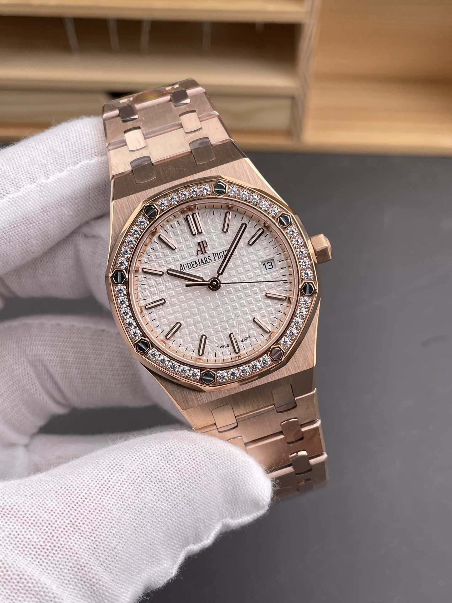 Audemars Piguet Royal Oak Swiss Automatic 34MM Swiss Watch in Rose Gold Casing - 1:1 Mirror Super Clone Edition - view 4